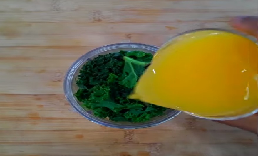 Want to have more energy in the morning? Then check out this delicious metabolism boosting apple kale smoothie recipe, to start your day effortlessly.