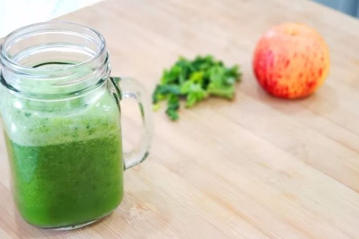 Want to have more energy in the morning? Then check out this delicious metabolism boosting apple kale smoothie recipe, to start your day effortlessly.