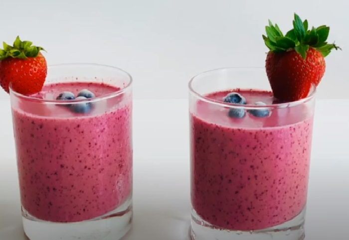 Want something to make you feel like you can conquer the world? Then try this easy and healthy metabolism boosting banana berry green tea smoothie!
