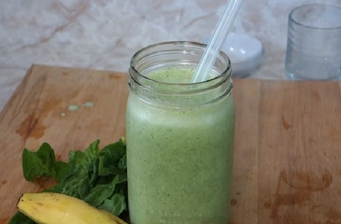 Looking for a smoothie that can give you the energy you need to start your day? Then check out this metabolism boosting Greek yogurt green smoothie!