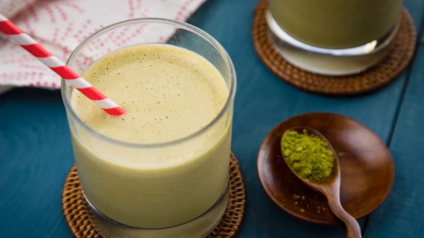 Looking for a smoothie recipe that will give you energy? This metabolism boosting green tea smoothie it's packed with protein and vitamins.