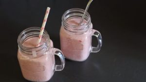 Metabolism Boosting Oats and Strawberry Smoothie
