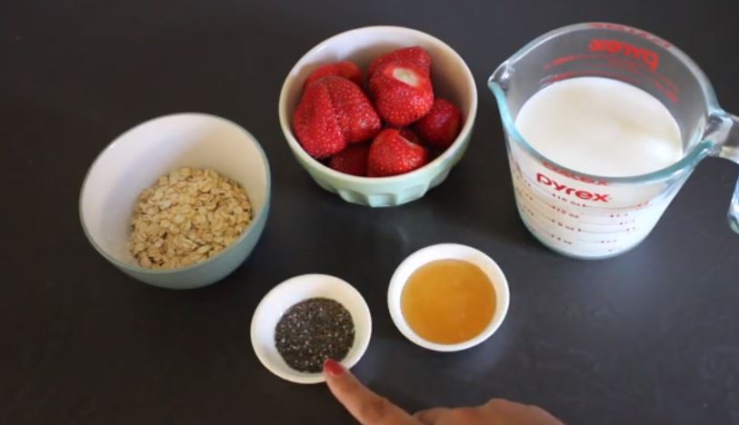 Looking for an easy, quick and healthy smoothie that has amazing taste? Then check out this metabolism boosting oats and strawberry smoothie recipe!