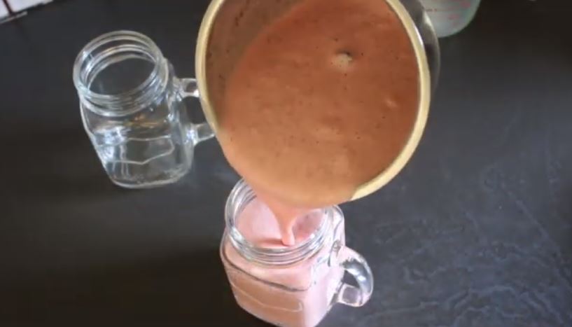 Looking for an easy, quick and healthy smoothie that has amazing taste? Then check out this metabolism boosting oats and strawberry smoothie recipe!