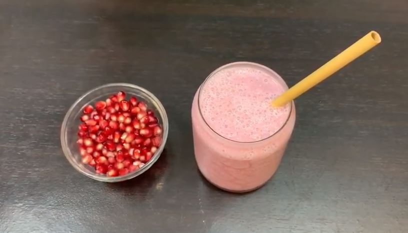 Looking for a healthy and delicious smoothie recipe? Then check out this yummy metabolism boosting pomegranate banana smoothie!