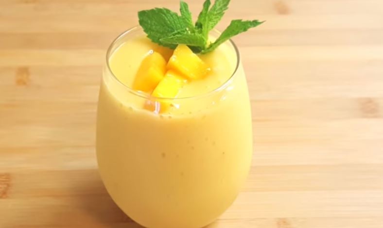 Want a sweet and filling start to your day and be on your way out? Check out this banana mango smoothie to take to work and have a satisfiying working day.