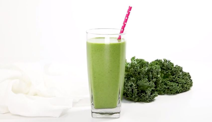 Smoothie lover? You can't go wrong with this easy, yummy and satisfying classic green smoothie to take to work and enjoy your morning the right way.