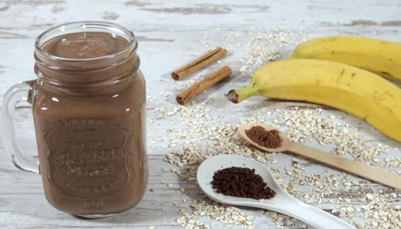 Looking for a quick recipe you can take with you? How about this coffee banana cacao smoothie to take to work and look forward to that morning break!