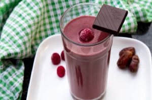 Want to take to work something yummy that will give you that boost you need to finish your day strong? How about this dark chocolate raspberry smoothie!