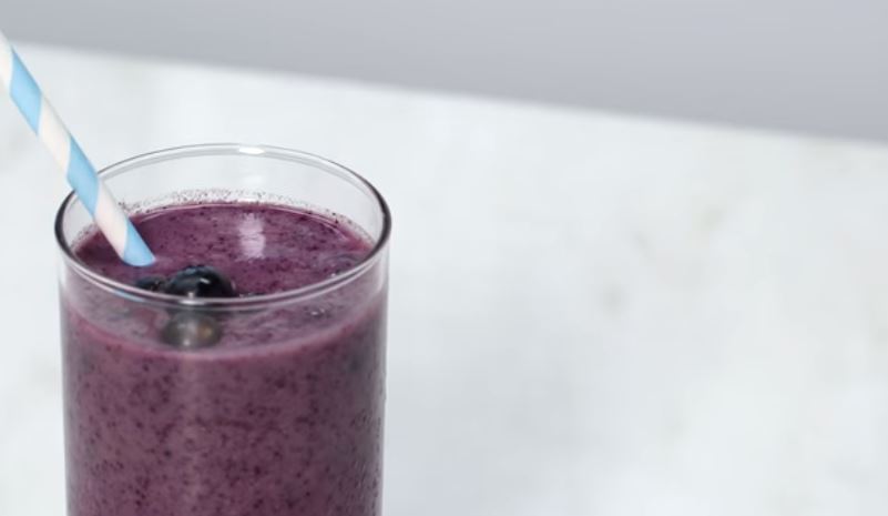 Thinking about oatmeal? Why not blend it and take it with you. With this gingery berry and oat smoothie to take to work, you'll enjoy an exquisite snack.