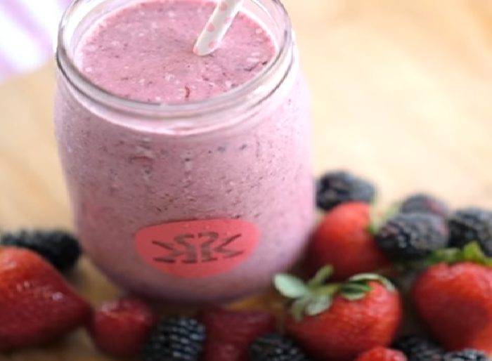 Looking for a fruity and refreshing smoothing? The check out this deliciously berry blast smoothie and bring it with you to enjoy at work or whatever yo go!