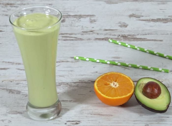 Looking for an energetic yet creamy and refreshing smoothie? Then check out this fantastic clementine avocado smoothie, perfect to take to work!
