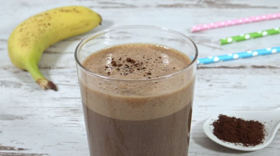 Want something that can give you a boost to start your day the right way? How about this amazing coffee-banana smoothie and bring it with you to work!