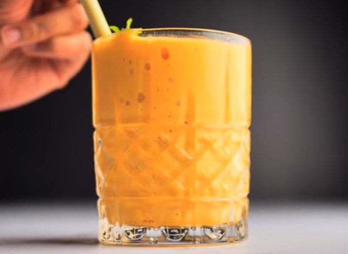 Running late? Do not worry, make this delicious mango tango smoothie and bring it with you to work for a quick, delicious and nutritious breakfast.