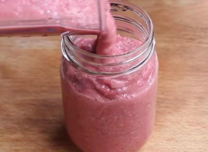 If you aren't into bananas, then this smoothie you must try! Check out this delicious strawberry kiwi no banana smoothie to take to work.