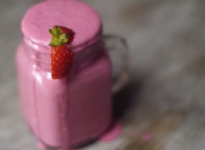 You need to try this fantastic strawberry shortcake smoothie and take it to work!This creamy and delicious drink makes a great quick breakfast you can take anywhere.