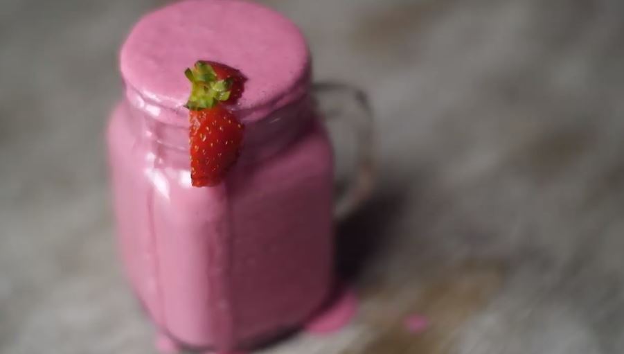 You need to try this fantastic strawberry shortcake smoothie and take it to work!This creamy and delicious drink makes a great quick breakfast you can take anywhere.